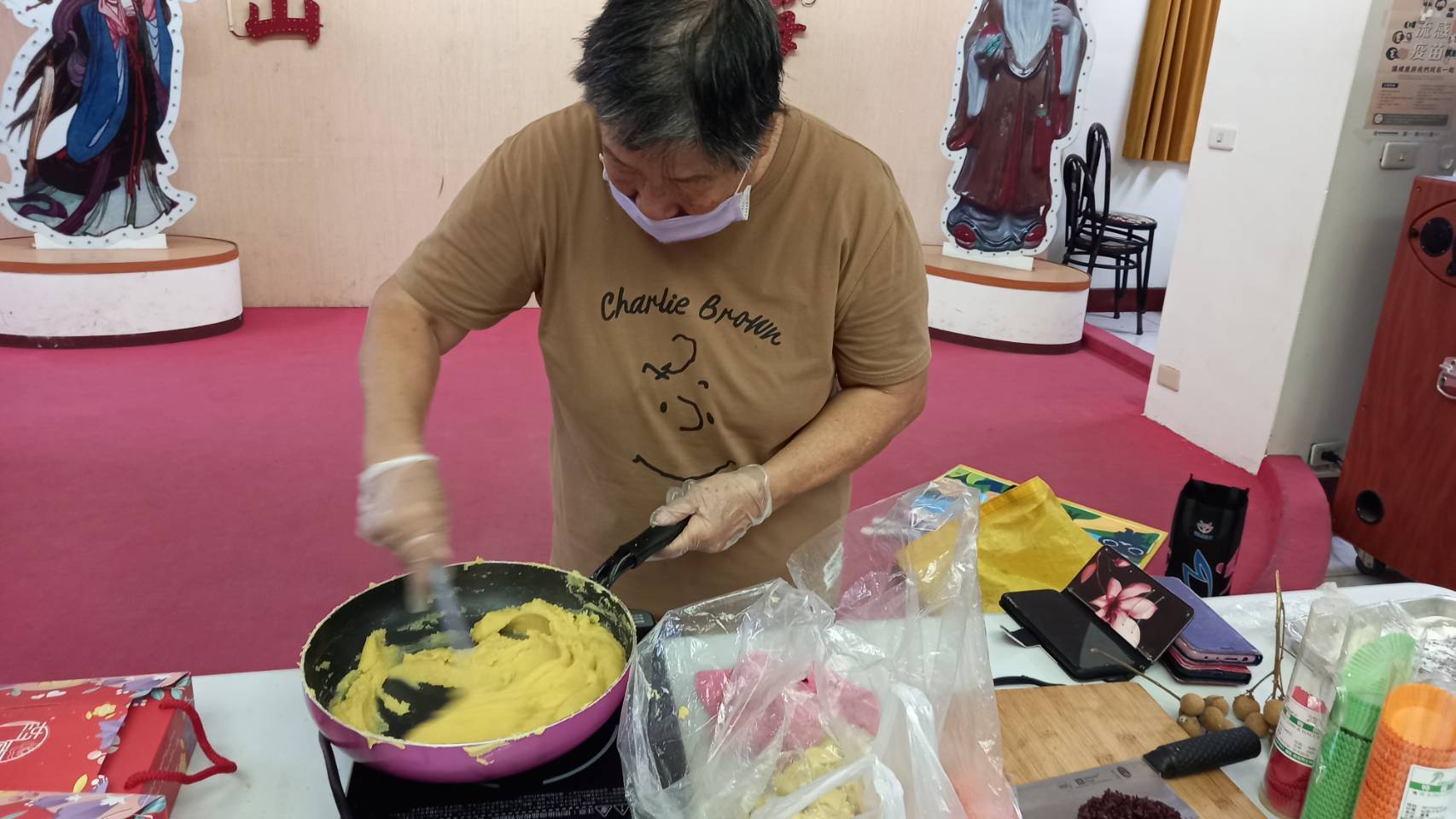 ▲彰化榮家邀請樂多自助手作坊屈阿貞老師，教導長輩製作消暑甜點「綠豆糕」，大家一同學習，享受烘焙樂趣，好玩又好吃。（記者張溎壕攝）