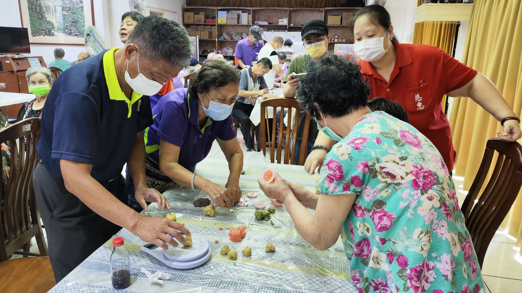▲彰化榮家邀請樂多自助手作坊屈阿貞老師，教導長輩製作消暑甜點「綠豆糕」，大家一同學習，享受烘焙樂趣，好玩又好吃。（記者張溎壕攝）