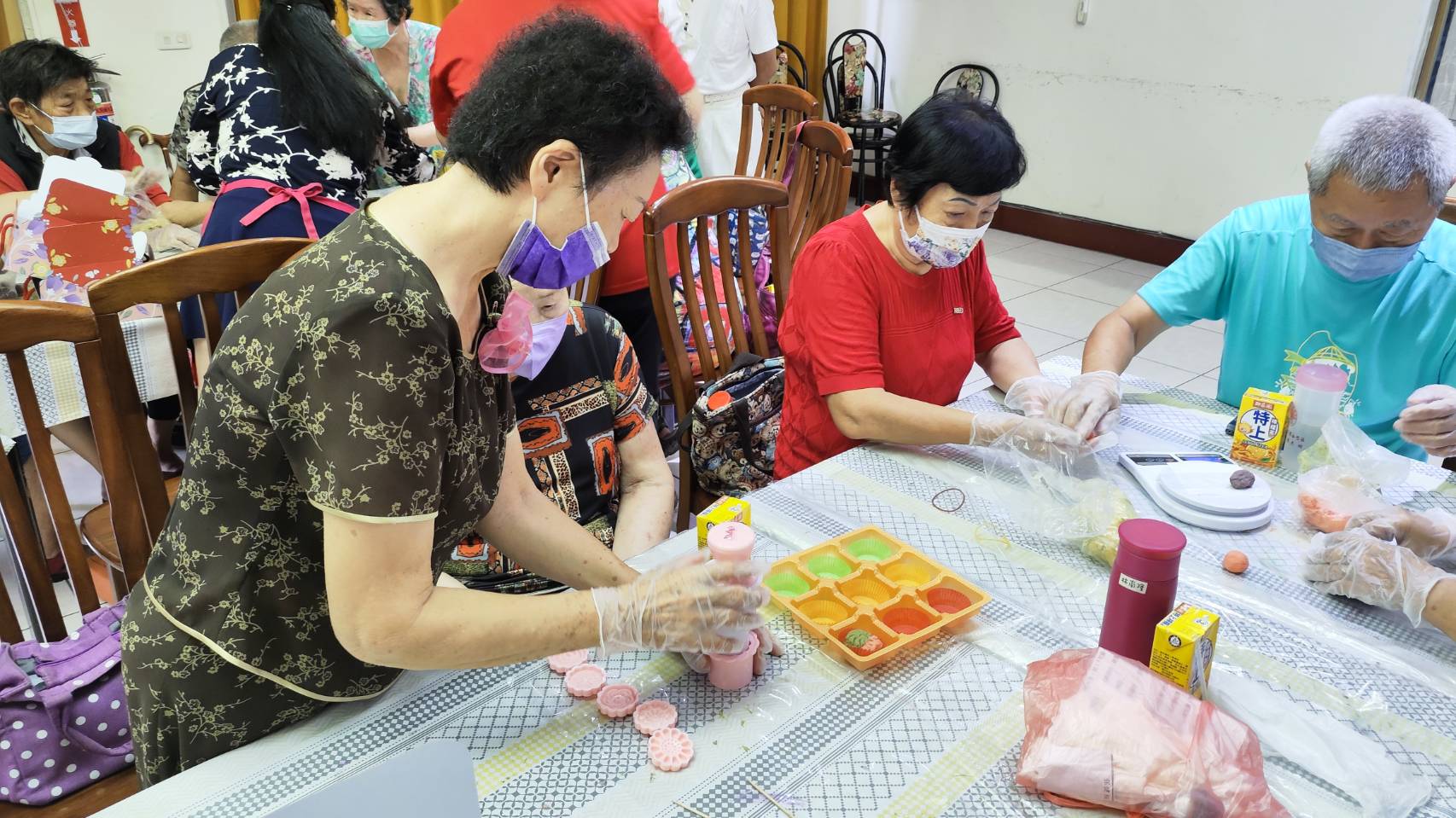 ▲彰化榮家邀請樂多自助手作坊屈阿貞老師，教導長輩製作消暑甜點「綠豆糕」，大家一同學習，享受烘焙樂趣，好玩又好吃。（記者張溎壕攝）