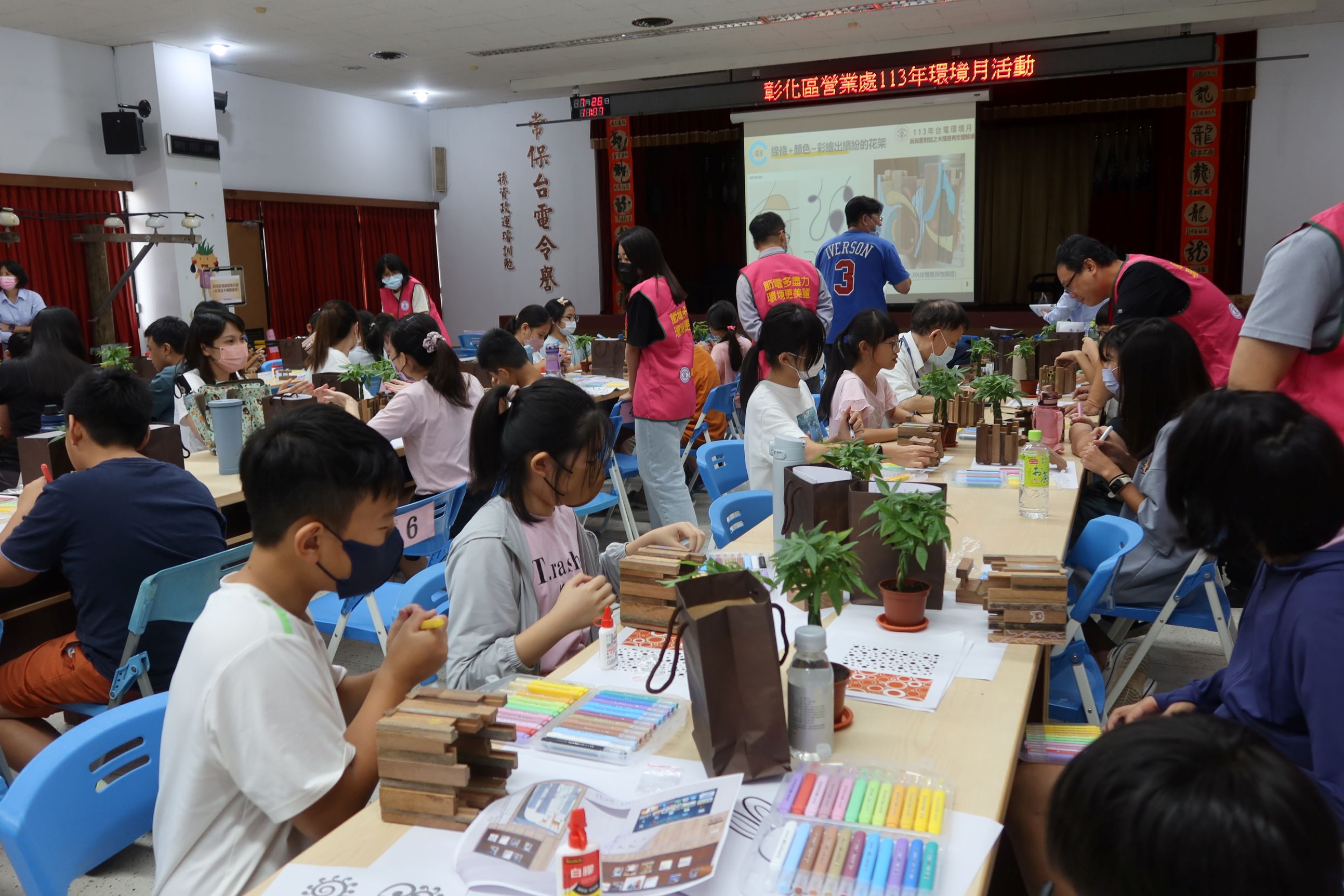 ▲台電彰化區營業處舉辦「新與舊對話之木橫擔再生體驗樂」，邀學童們利用退役的木橫擔製作花架和手機架，呼應「看見台電‧生態嚮艷」的理念。（記者張溎壕攝）
