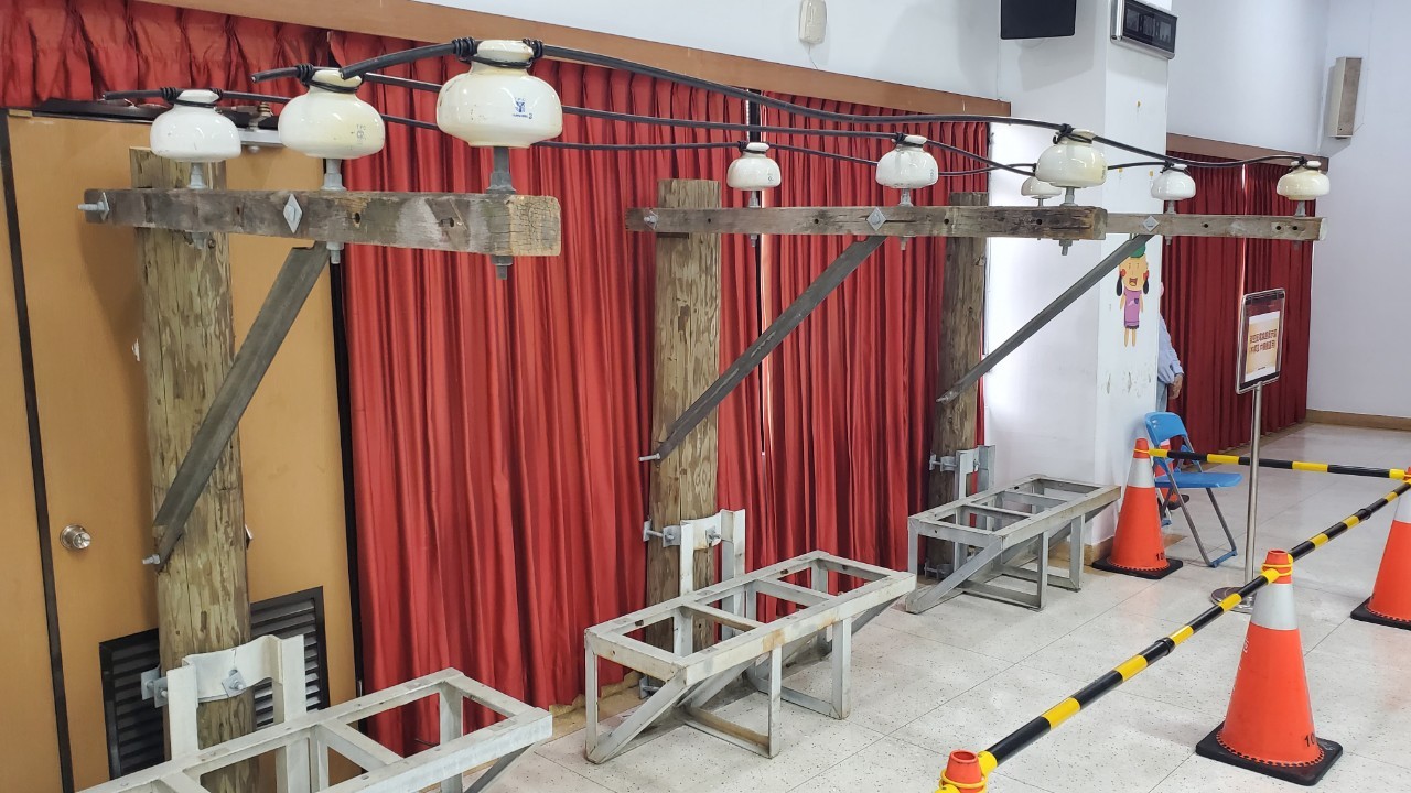 ▲台電彰化區營業處舉辦「新與舊對話之木橫擔再生體驗樂」，邀學童們利用退役的木橫擔製作花架和手機架，呼應「看見台電‧生態嚮艷」的理念。（記者張溎壕攝）