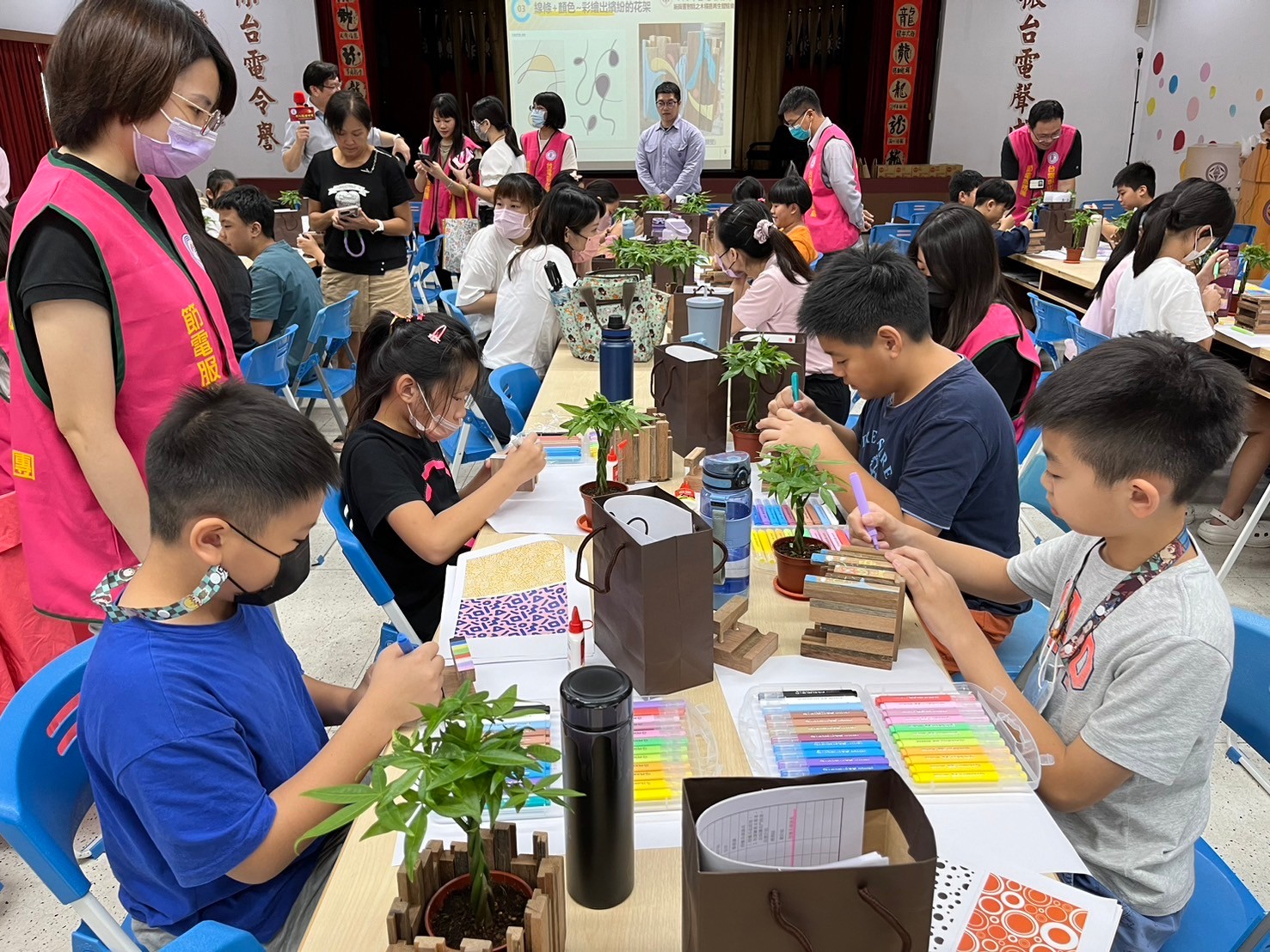 ▲台電彰化區營業處舉辦「新與舊對話之木橫擔再生體驗樂」，邀學童們利用退役的木橫擔製作花架和手機架，呼應「看見台電‧生態嚮艷」的理念。（記者張溎壕攝）
