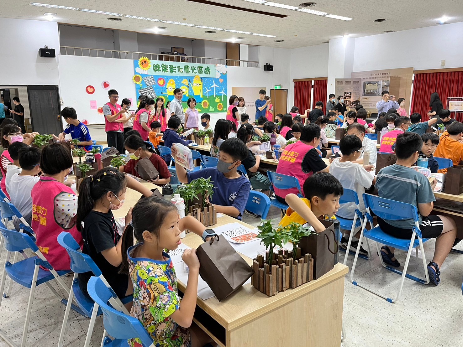 ▲台電彰化區營業處舉辦「新與舊對話之木橫擔再生體驗樂」，邀學童們利用退役的木橫擔製作花架和手機架，呼應「看見台電‧生態嚮艷」的理念。（記者張溎壕攝）