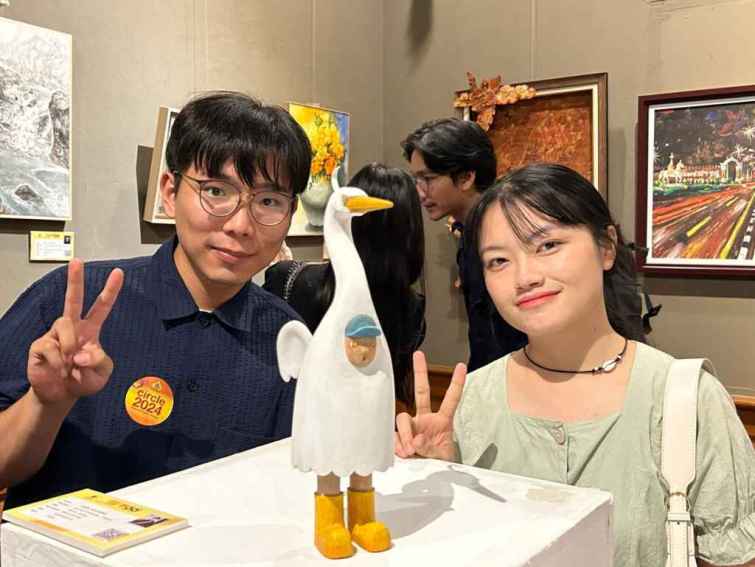 ▲大葉大學造藝系碩士生陳右承(左)與前來參觀的泰國藝術家合影。（大葉大學提供）
