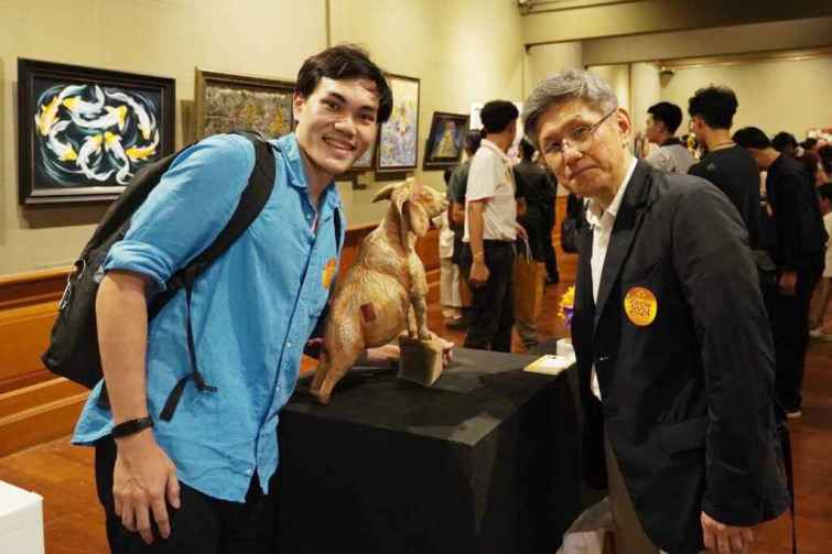 ▲大葉大學造藝系碩士生陳紀凱(左)介紹作品來自動物園經驗。（大葉大學提供）