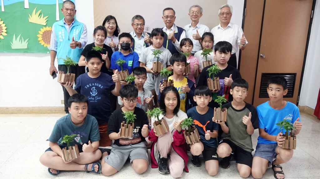▲台電彰化區營業處於今天上午舉辦「新與舊對話之木橫擔再生體驗樂」活動,邀請彰化市南郭國小學童一同參與,寓教於樂的同時也呼應113年環境月主題「看見台電‧生態嚮艷」的理念。(記者林明佑攝)