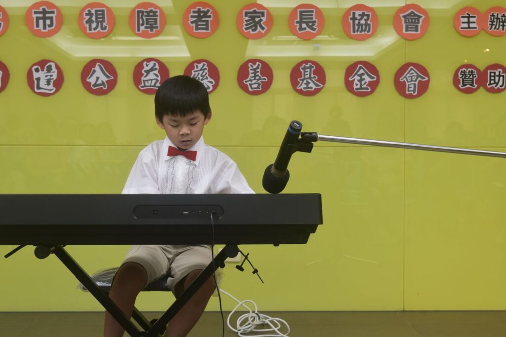 小畢業生凱凱演奏鋼琴組曲，讓畢業典禮品質大提升。