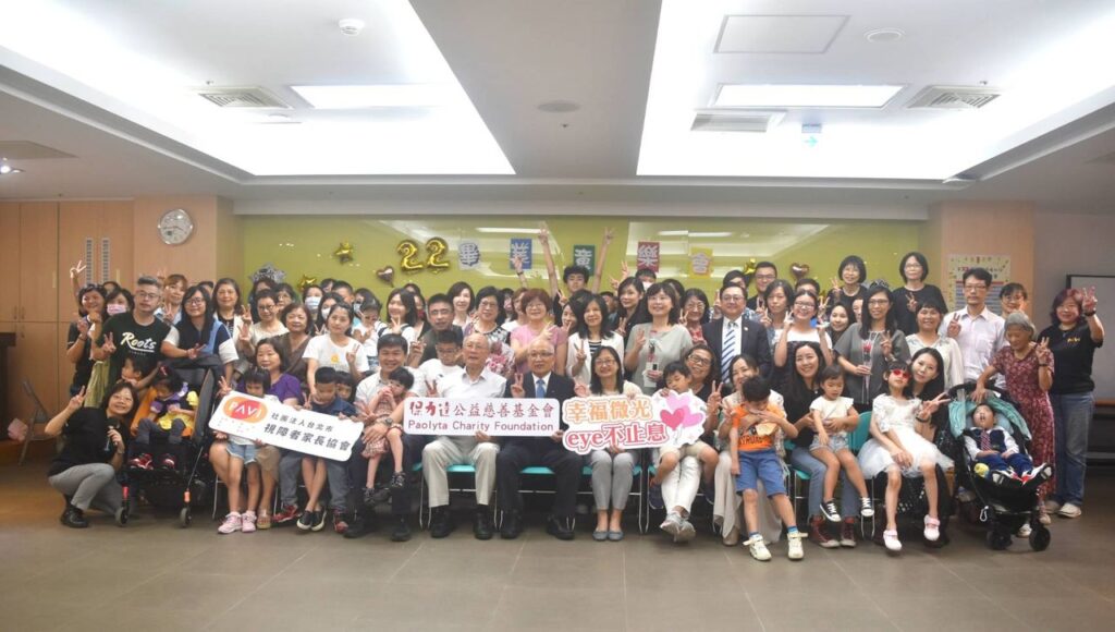 畢業快樂，早療第22屆孩童今天畢業了，家長攜手友善企業一起獻上祝福。(PAVI提供)