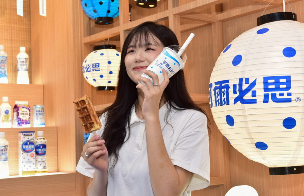「可爾必思」以「五感體驗」為概念，打造消費者在多重感官上豐富的沁涼美味新體驗，消費者拿到飲料時可直接感受冰涼觸感、嗅聞到酸甜香氣及品嚐到初戀滋味。