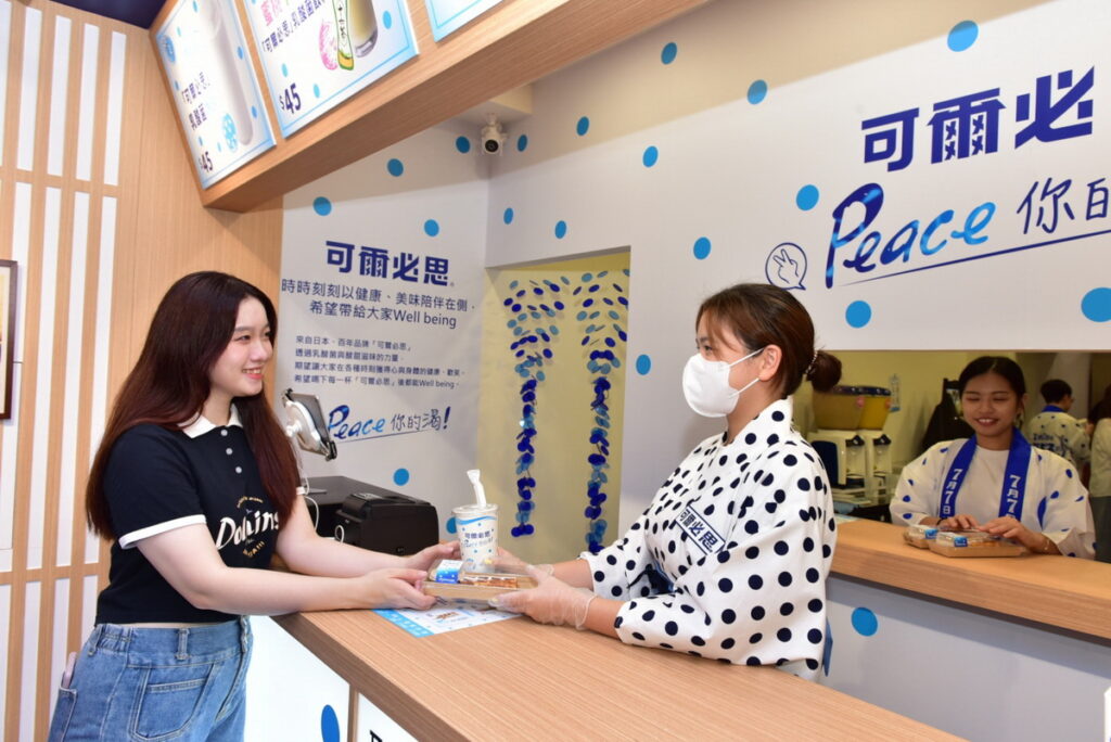 店員披上日式服裝以「いらっしゃいませ (歡迎光臨)」元氣滿滿迎接，營造濃厚日式風情歡迎大家一同蒞臨快閃店解鎖體驗！
