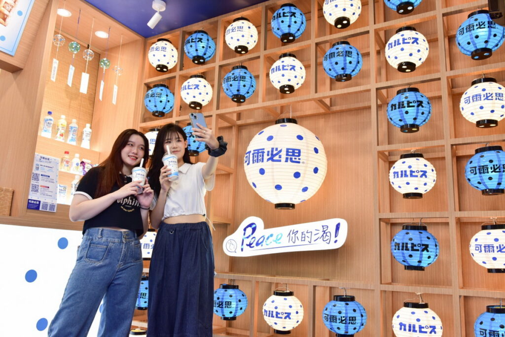 「可爾必思」快閃店「Peace你的渴！」整體營造日式氛圍，還有祭典感十足的燈籠牆可拍照打卡。