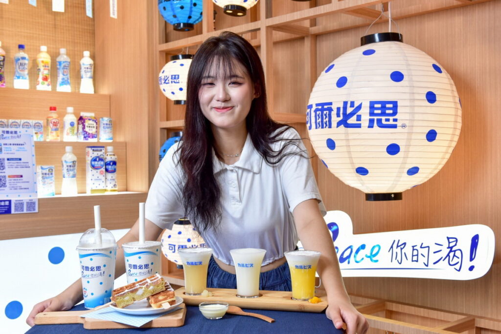 「可爾必思」打造「Peace你的渴！」限定快閃店，期待透過乳酸菌與酸甜滋味的力量，在今夏為大家帶來雀躍、愉快的心情；也希望時時刻刻以健康、美味陪伴消費者一起Well being。