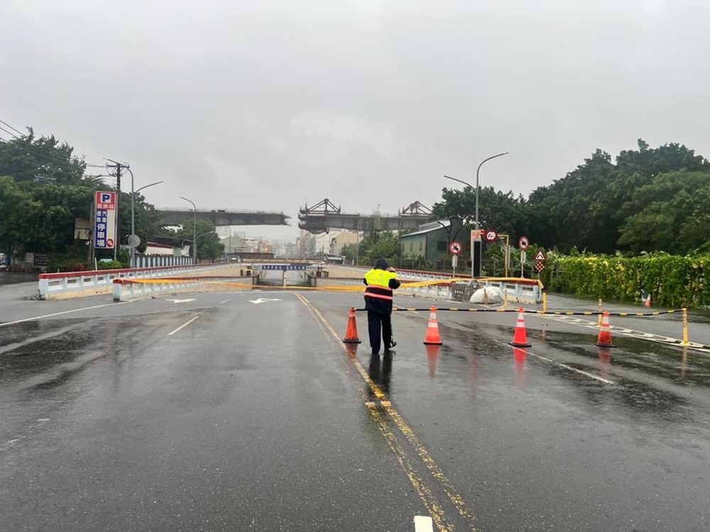 凱米襲台 嘉義市區淹水半層樓警消橡皮艇救人 256 cnews204240726a04