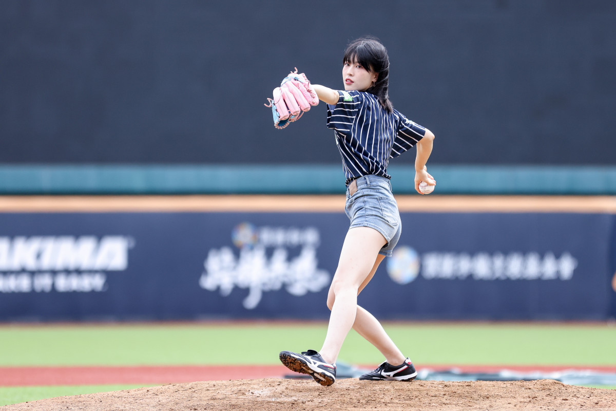 飆出破百球速的棒球女孩LOLO樓樓為臺北興富發棒球體驗營熱血開球。