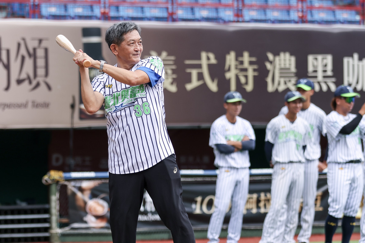 臺北市政府體育局蔡培林副局長為棒球體驗營開球揮棒，期許打造臺北為全民運動城市。