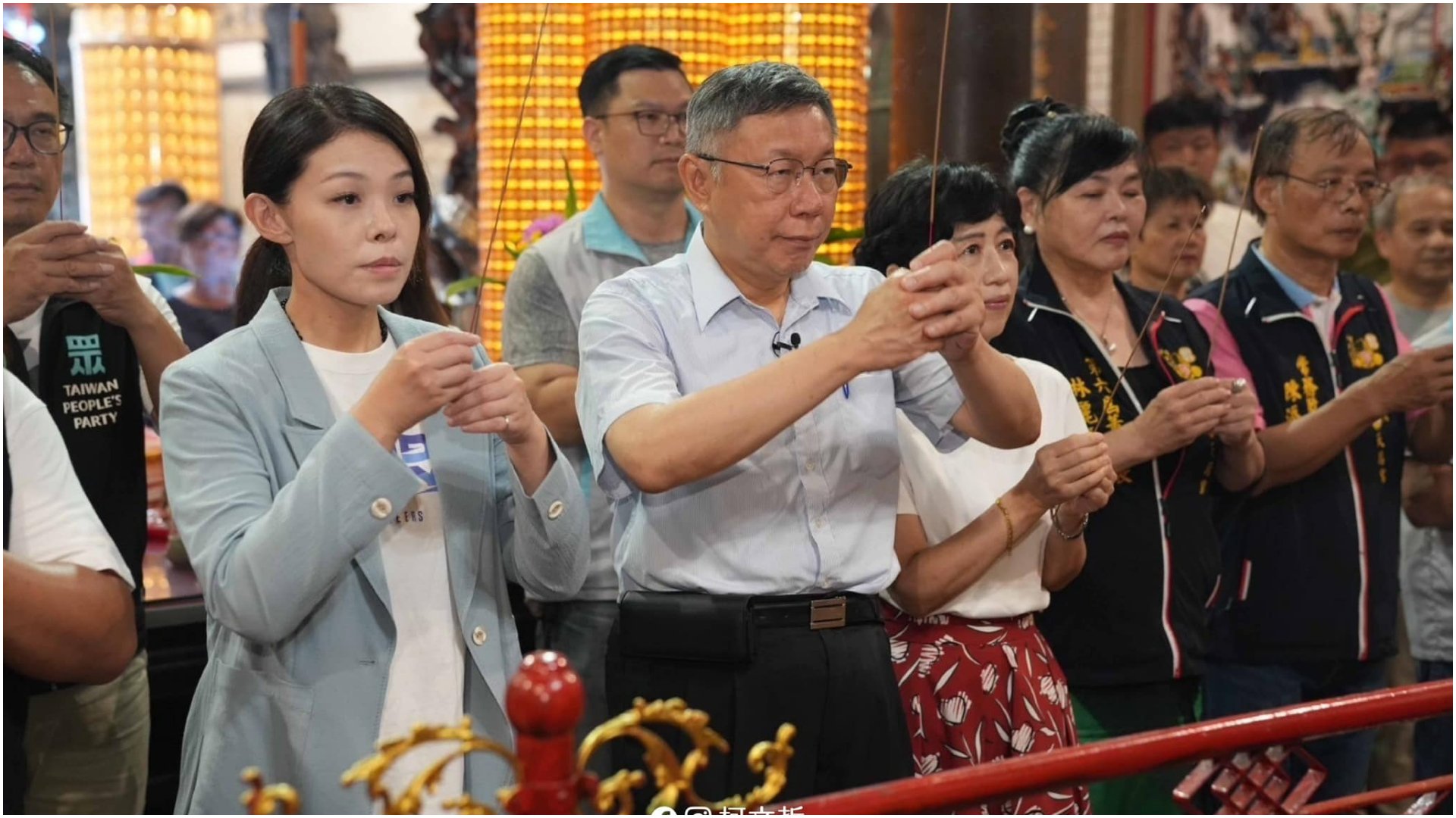 柯文哲(左2)27日透露,他一直到半夜才發LINE訊息給高虹安。圖為柯文哲21日與高虹安(左1)到廟宇上香/翻攝柯文哲臉書