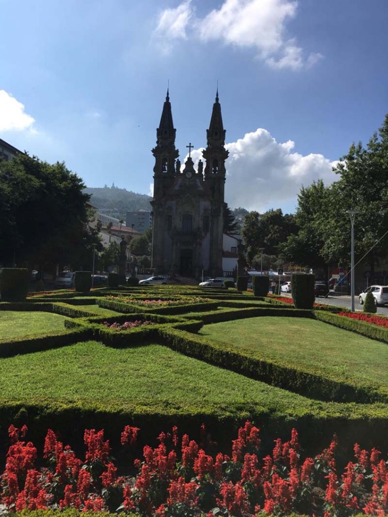 聖地牙哥廣場(Praça de São Tiago)的遊客中心附近遊客不多,小巷弄裡有一些小店,整座城市都給人一種幽靜感,置身其間非常舒服。(楊正寬)
