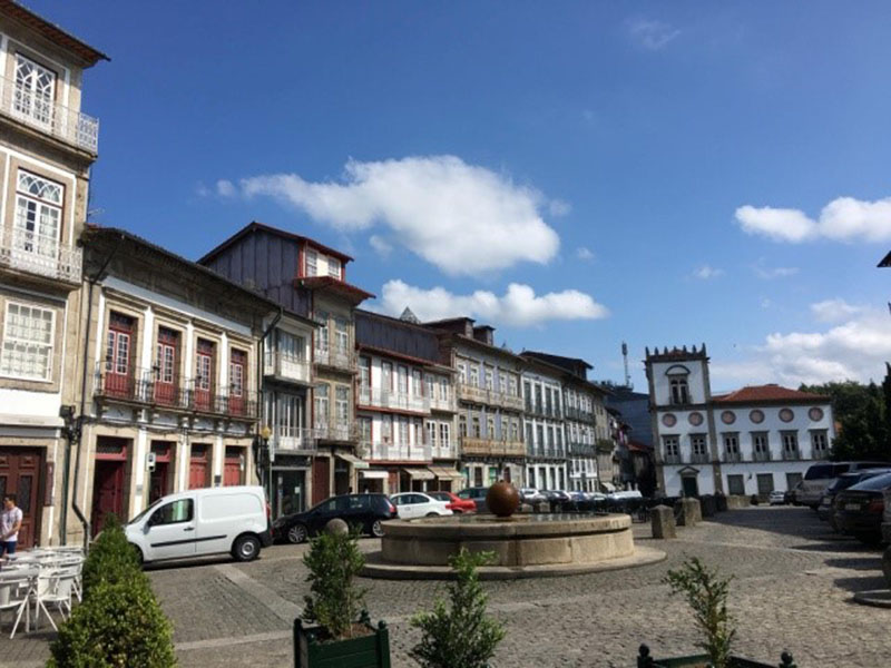 奧利維拉廣場(Praça da Oliveira)在歷史城區中心,周邊建築都保留著中世紀時的風采,走進廣場有穿越時空的懷舊感。(楊正寬)