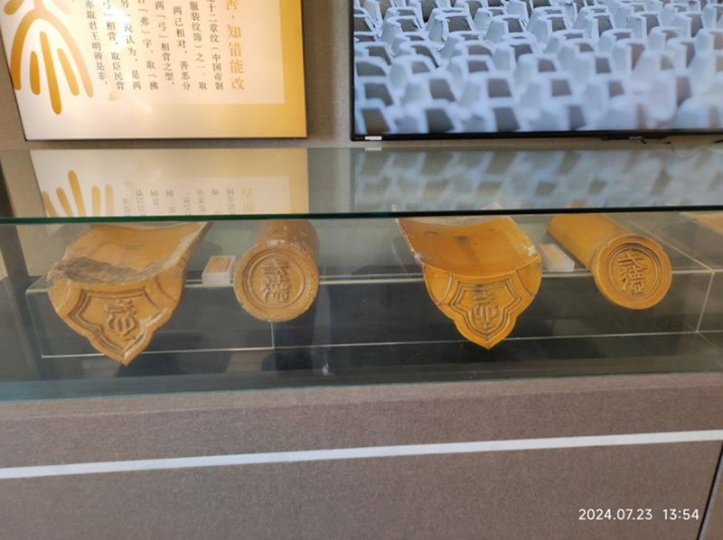同德殿採用中國傳統宮殿樣式和日式建築構件,又融入西方建築元素,屋頂琉璃瓦的瓦當和滴水分別有「弍德」與「弍心」字樣,寓意「日、滿一德一心」之意。(楊正寬)
