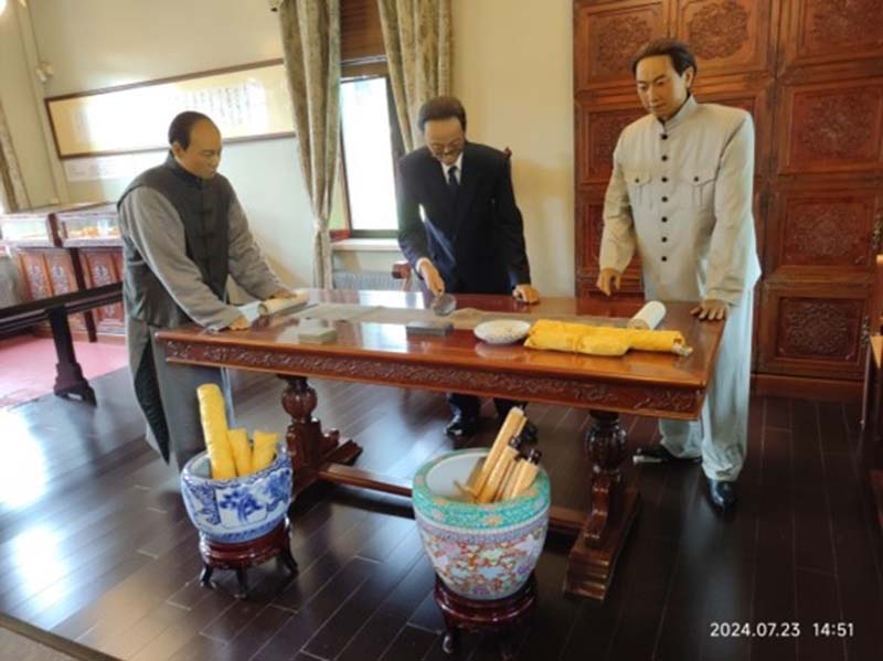 在同德殿左側有書畫樓,又稱小白樓,為溥儀收藏紫禁城的清宮珍藏歷代古籍善本、字畫之所,偽滿垮台後,珍貴字畫隨之流散。(楊正寬)