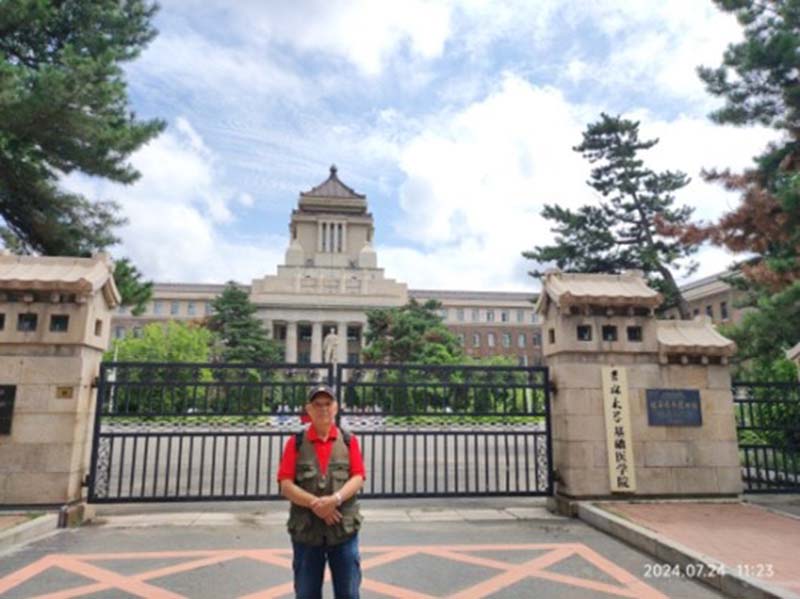 位於吉林大學的偽滿洲國務院舊址(左圖),因為暑假校園關閉,只有作為附屬醫院的軍政部舊址(右圖)可以參觀。(楊正寬)