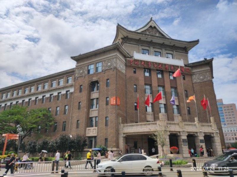 位於吉林大學的偽滿洲國務院舊址(左圖),因為暑假校園關閉,只有作為附屬醫院的軍政部舊址(右圖)可以參觀。(楊正寬)