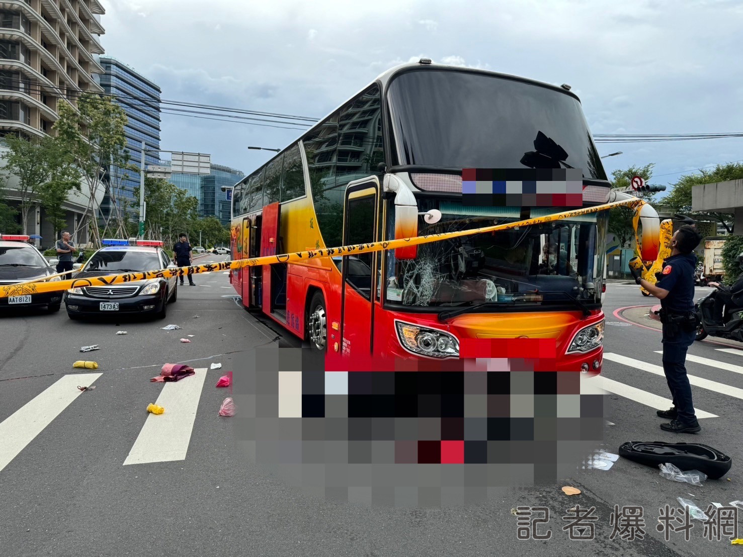 奪命瞬間!遊覽車疑闖紅燈 83歲婦騎車遭撞傷重不治