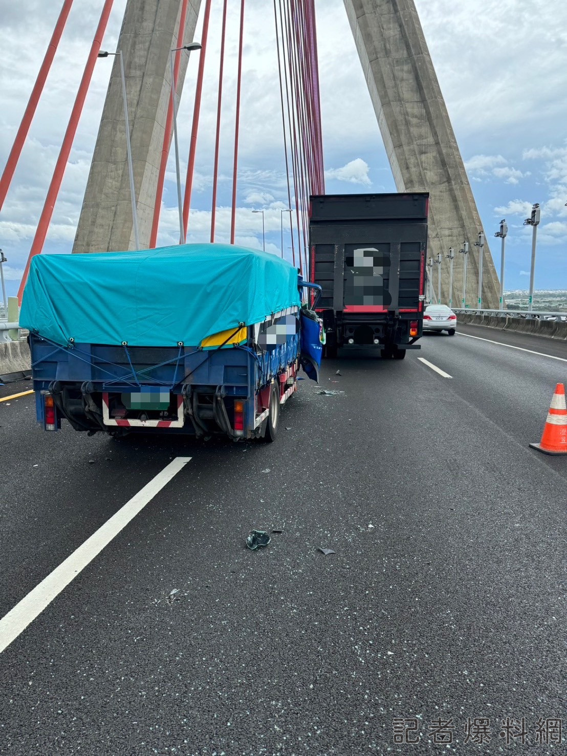 ▲大貨車載運塑膠籃散落一地,造成多車連撞。(圖/民眾提供)