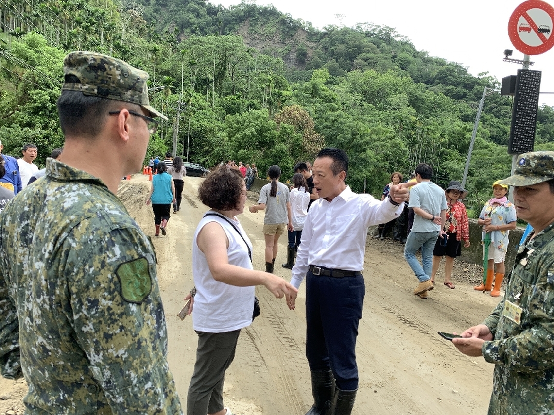 凱米雨量嘉縣中埔山區累計超過700毫土石流致災 嘉義縣長翁章梁前往中埔勘災