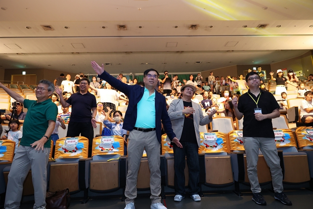 環境部彭啓明部長與現場大朋友小朋友樂唱跳（圖：環境部環境保護司）