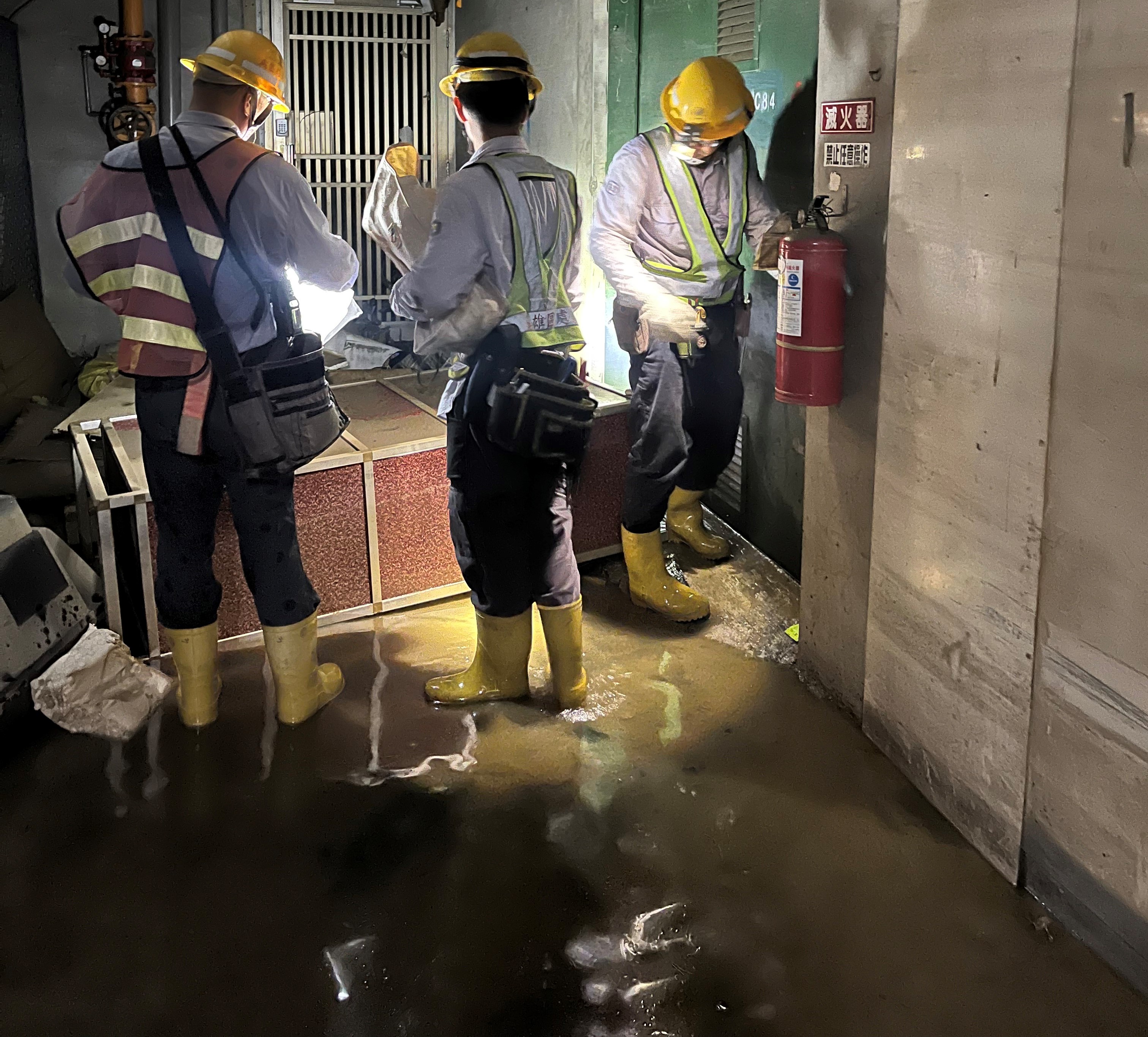 ▲凱米颱風狂風暴雨,工程人員極盡可能的於昨日復電九成九,今日拼百分百供電(記者李堂安翻攝)
