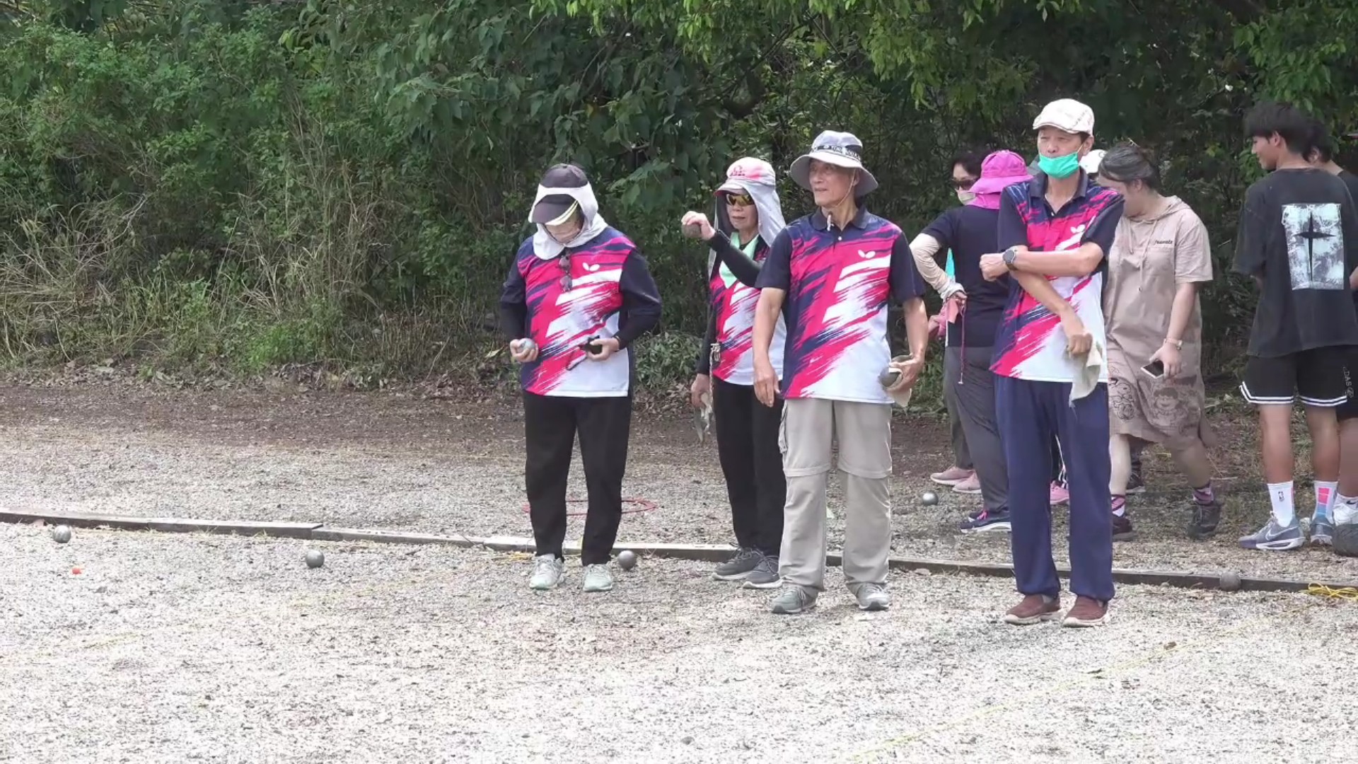 ▲彰化市第113屆「市長盃」法式滾球錦標賽在成哲槌球場開賽，來自台北市、及台東縣等地的50支隊伍，130選手尬球技。（記者張溎壕攝）
