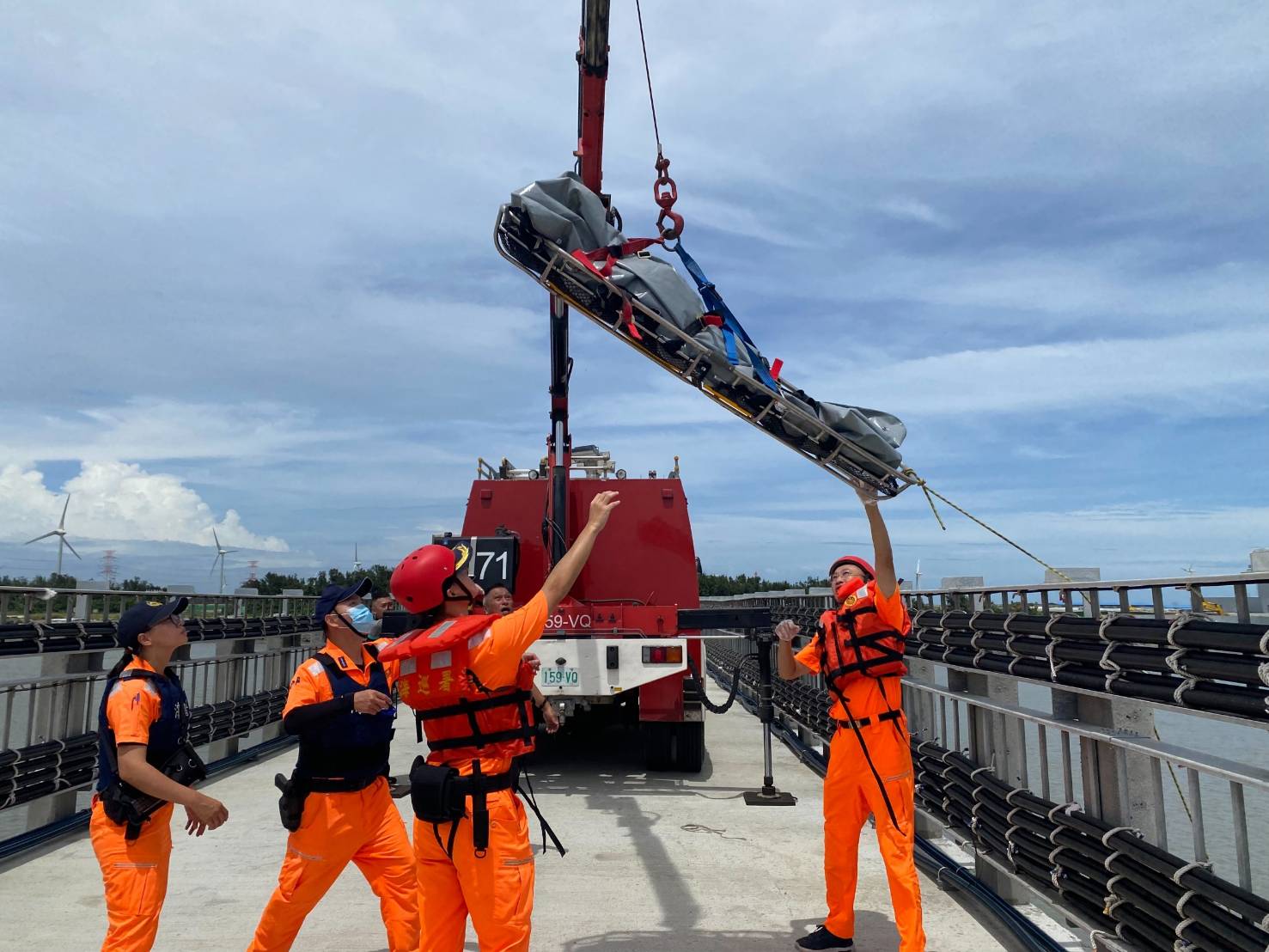 ▲彰濱鹿港崙尾東地區發現浮屍,消防局派員利用器材下降至水域接近溺者並使用籃式擔架吊掛上岸,發現已明顯死亡。(民眾提供)