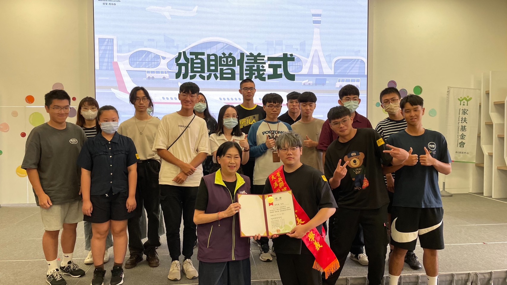 ▲彰化家扶的孩子長大了,自主性號召大學校院青年組成彰化家扶菁英大漢囝仔聯誼會,幫助大專和研究所學生發掘自身優勢與潛力。(記者張溎壕攝)