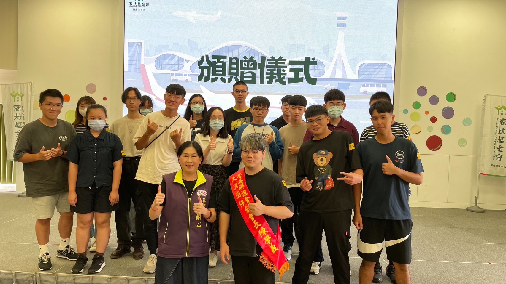 ▲彰化家扶的孩子長大了，自主性號召大學校院青年組成彰化家扶菁英大漢囝仔聯誼會，幫助大專和研究所學生發掘自身優勢與潛力。（記者張溎壕攝）
