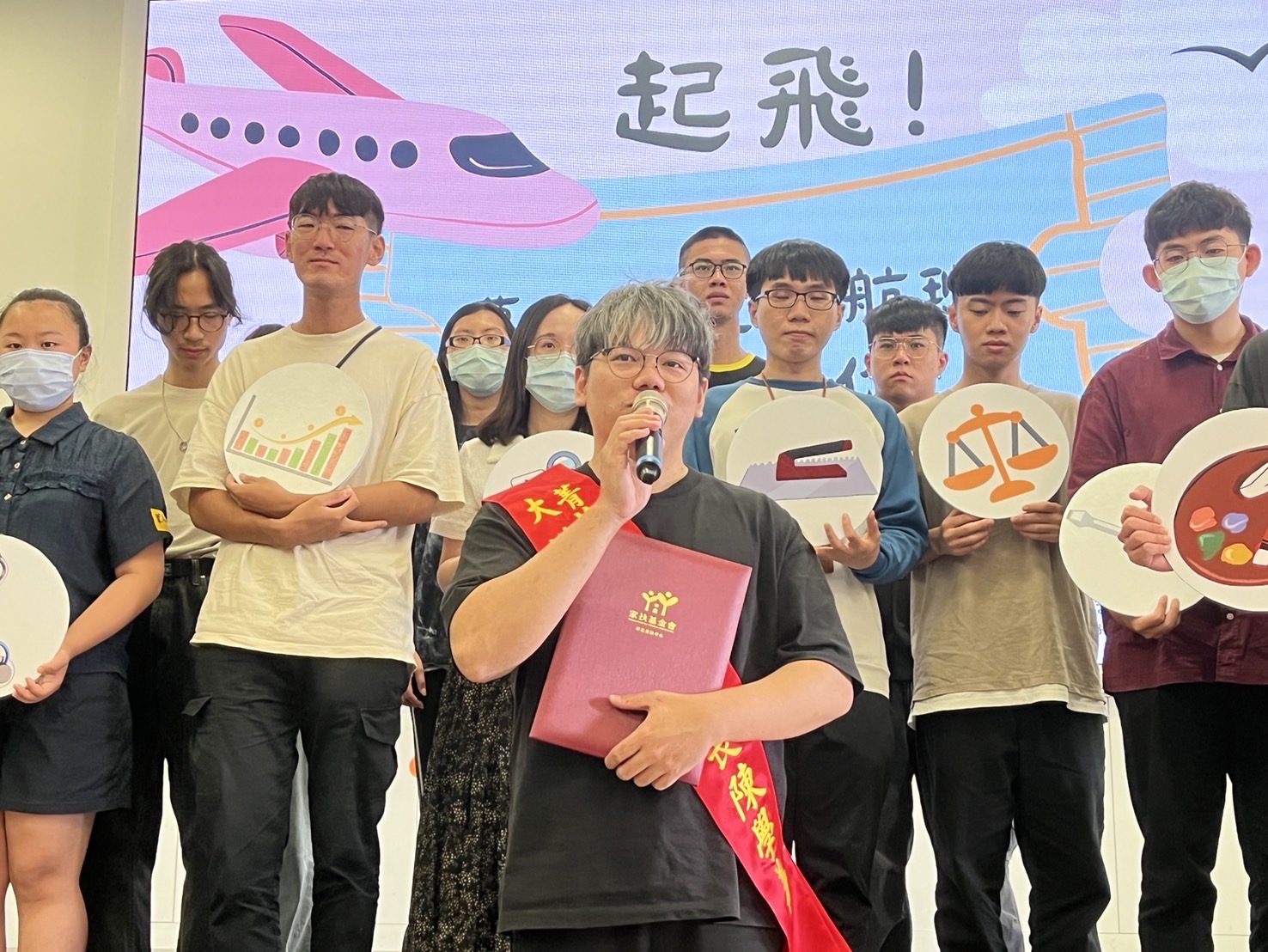 ▲彰化家扶的孩子長大了，自主性號召大學校院青年組成彰化家扶菁英大漢囝仔聯誼會，幫助大專和研究所學生發掘自身優勢與潛力。（記者張溎壕攝）