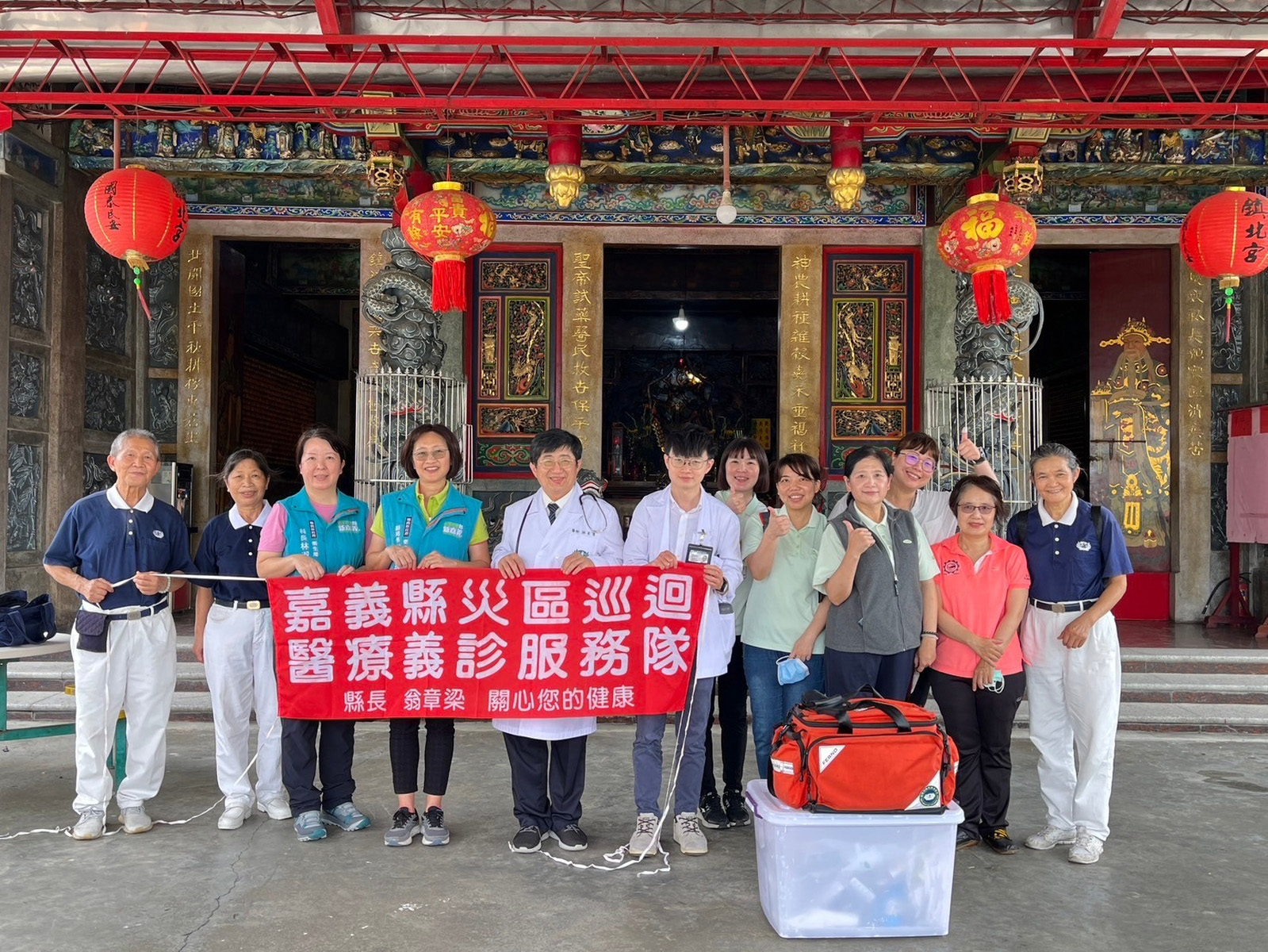 嘉義縣衛生局副局長林裕珍至水上義診現場關心,與醫療團隊合照。
