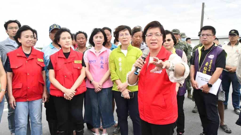 ▲彰化縣長王惠美今天與行政院副院長鄭麗君前往大城鄉勘查農損,強調此次農損嚴重,感謝中央從寬認定,並呼籲農民自即日起至8/5向土地所在地公所申報農損,縣府將配合中央協助農民申請救助,加速復耕。(彰化縣政府提供)