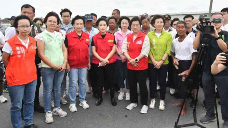 ▲彰化縣長王惠美今天上午陪同行政院副院長鄭麗君前往大城鄉農田現場勘查，實地了解甘藷、花生及青蔥等作物受損情形。（彰化縣政府提供）