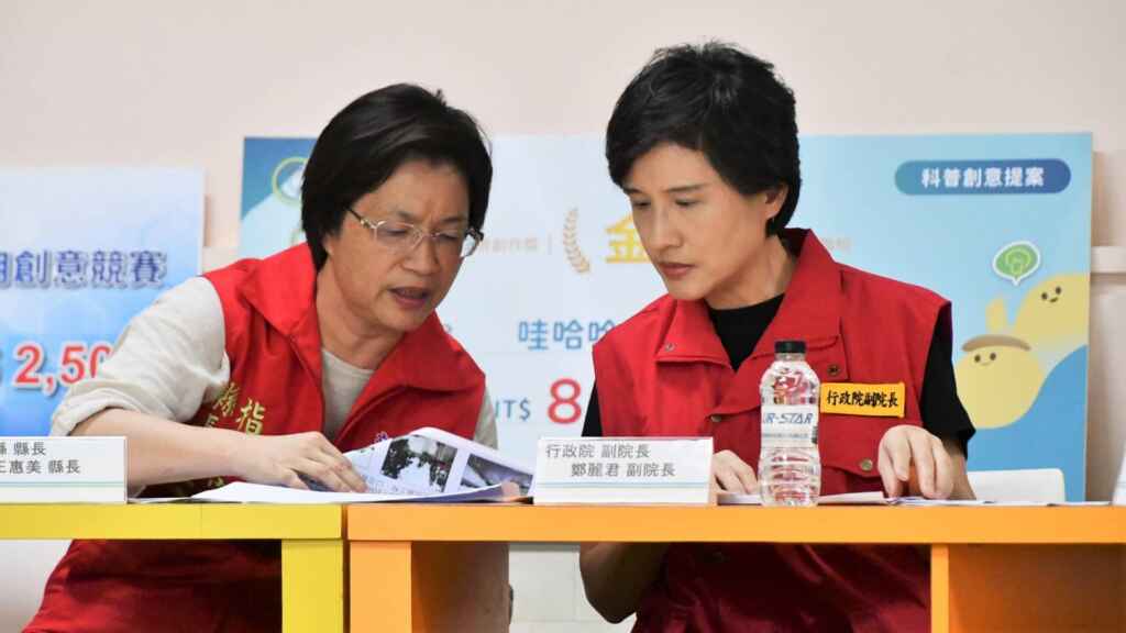 ▲行政院副院長鄭麗君於27日視察隸屬教育部國民及學前教育署管轄的二林工商,彰化縣長王惠美期盼中央地方攜手合作,共同協助校園儘速復原。 (彰化縣政府提供)