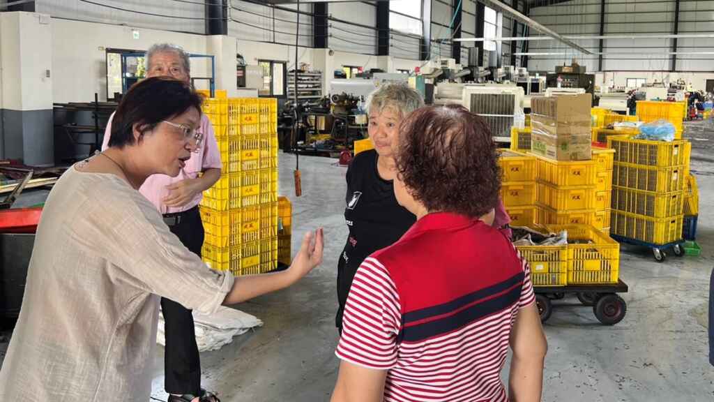 ▲彰化縣長王惠美今天前往鹿港頂番婆視察災損情形,也特別向中央拜託,後續協助中小企業,盡速復原。(彰化縣政府提供)