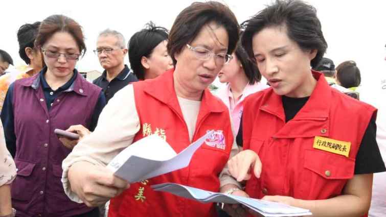 ▲彰化縣長王惠美陪同行政院副院長鄭麗君視察農損時，也向副院長說明鹿港水五金產業在這次凱米颱風中遭受嚴重損害，希望中央能聽到地方的聲音，盡快解決民憂，恢復平常的生活。（彰化縣政府提供）