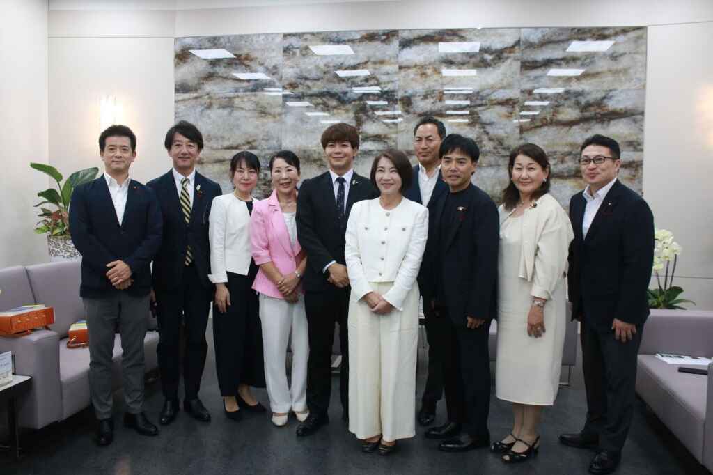 ▲上畠寬弘副理事長率領9位議員團不辭辛勞一下飛機就直接來到屏東,表達這次凱米颱風災情關切之意,感受滿滿的台日溫暖情誼。(屏東縣政府提供)