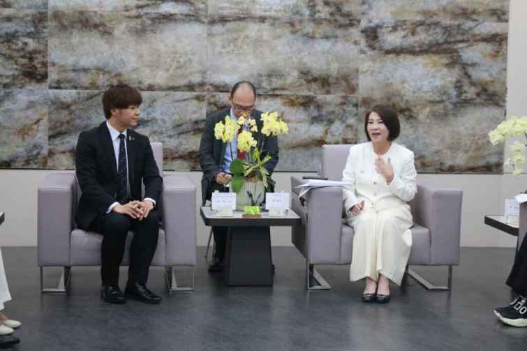 ▲上畠寬弘副理事長也對屏東縣長周春米提出想要透過MOU結盟，讓屏東與神戶締結為姊妹市。（屏東縣政府提供）