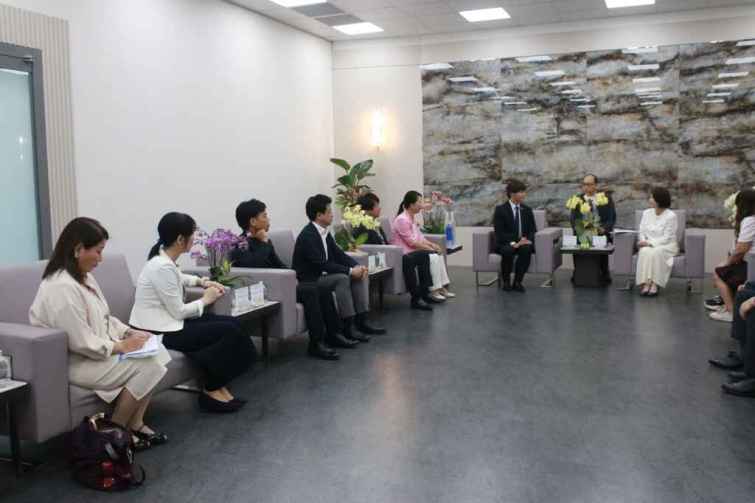 ▲ 神戶市議會議員連盟此次拜會適逢凱米颱風過境，一下飛機後直奔屏東拜訪與屏東縣長周春米相見歡。（屏東縣政府提供）