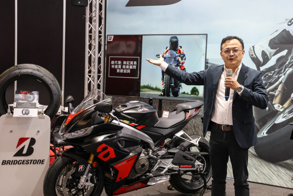 台隆集團 普利司通二輪事業 商業顧問 林進賢說明Battlax 拓展台灣市場計畫 招募車行夥伴 與山道騎士咖啡館計畫