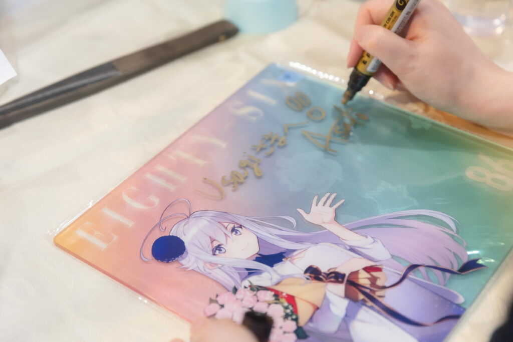 《86─不存在的戰區─》作者安里アサト與插畫家しらび首度聯合簽名會 簽名過程