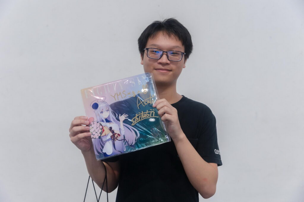 《86─不存在的戰區─》作者安里アサト與插畫家しらび聯合簽名會_讀者與簽名板合照