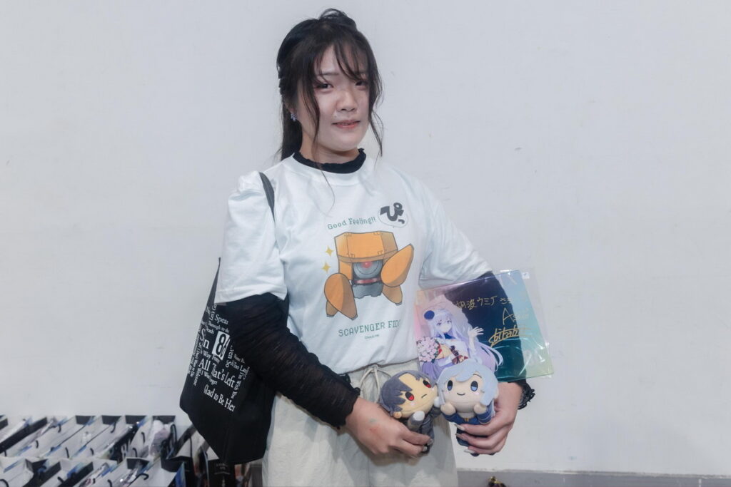 參與簽名會的幸運讀者們展示簽名板&自己的珍藏周邊