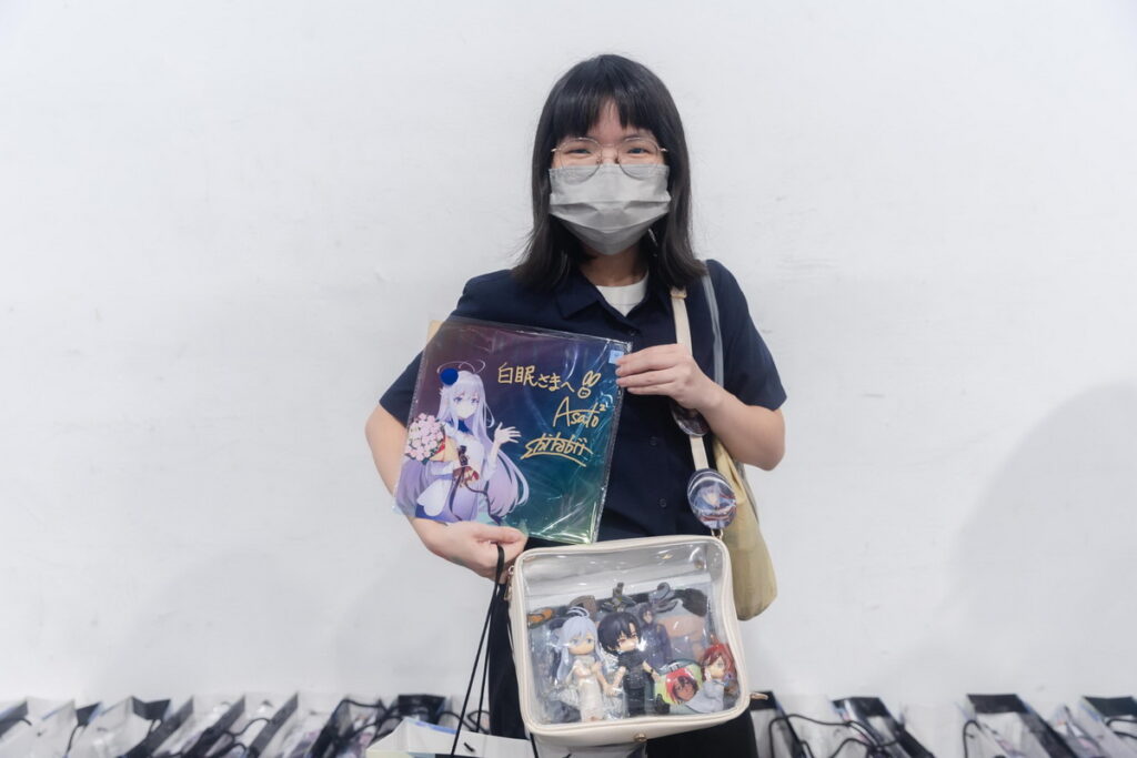 參與簽名會的幸運讀者們展示簽名板&自己的珍藏周邊